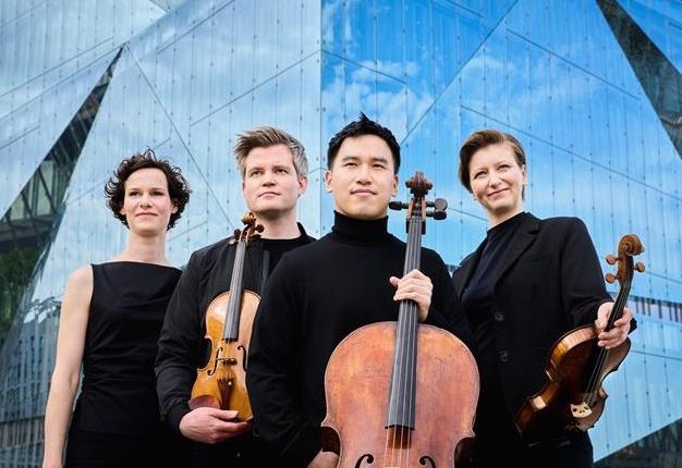 Photo of Notos Quartett members with instruments